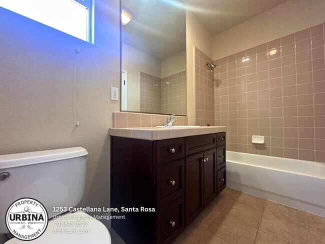 Building Photo - Charming Studio Unit in Santa Rosa