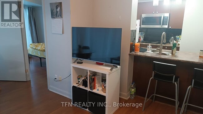 Building Photo - 200 Victoria St