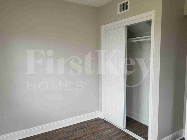 Foto del edificio - 810 N 73rd Ter