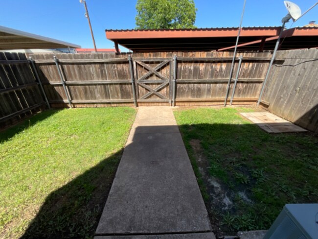 Foto del edificio - 2938 Gossett Dr