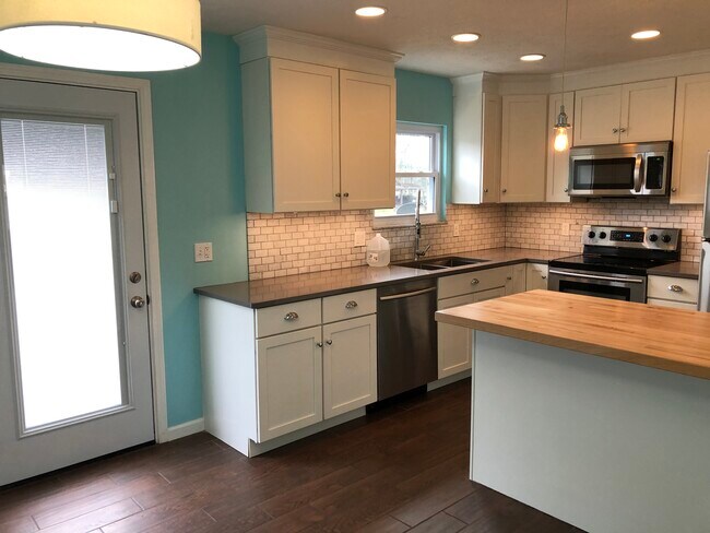 kitchen & access to deck - 5 Garden Ln