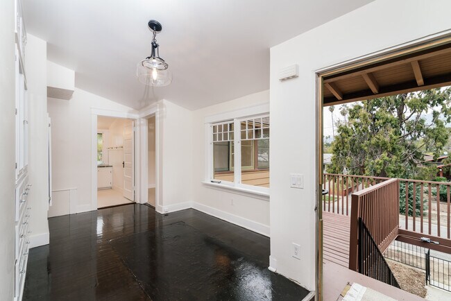 Foyer - 686 E Rio Grande St