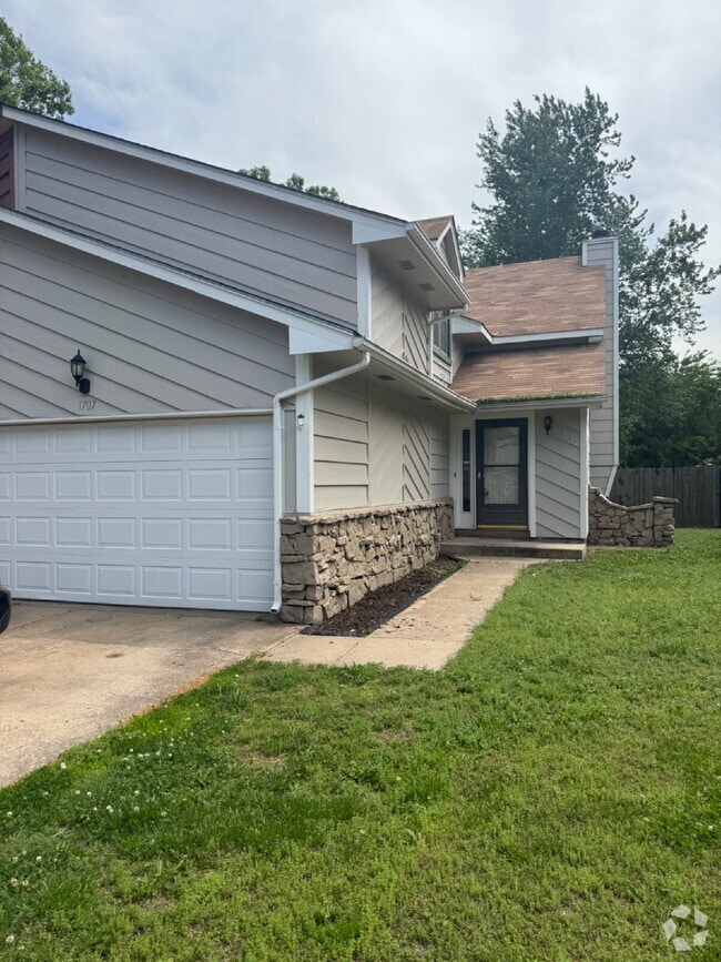 Building Photo - 1707 E Pinion Rd