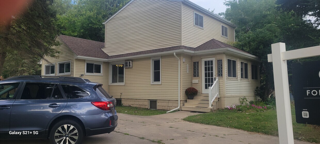 Foto principal - 22521 Hoffman St