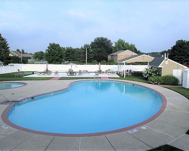 Building Photo - Great Berkshire Estates Condo HEAT INCLUDED