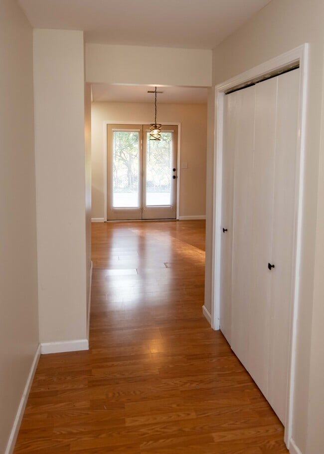 Building Photo - 106 Pierre Pl