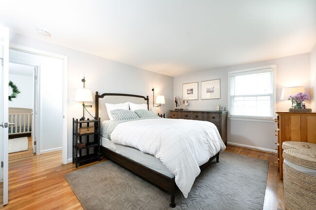Building Photo - Gorgeous and bright 4BR/2.5 Baths, Beautif...