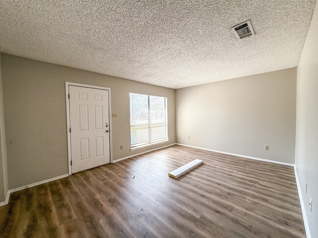 Foto del edificio - 607 Frostwood Dr