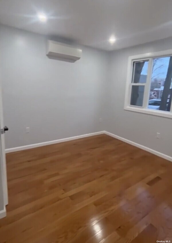 Foto principal - 69-21 49th Ave
