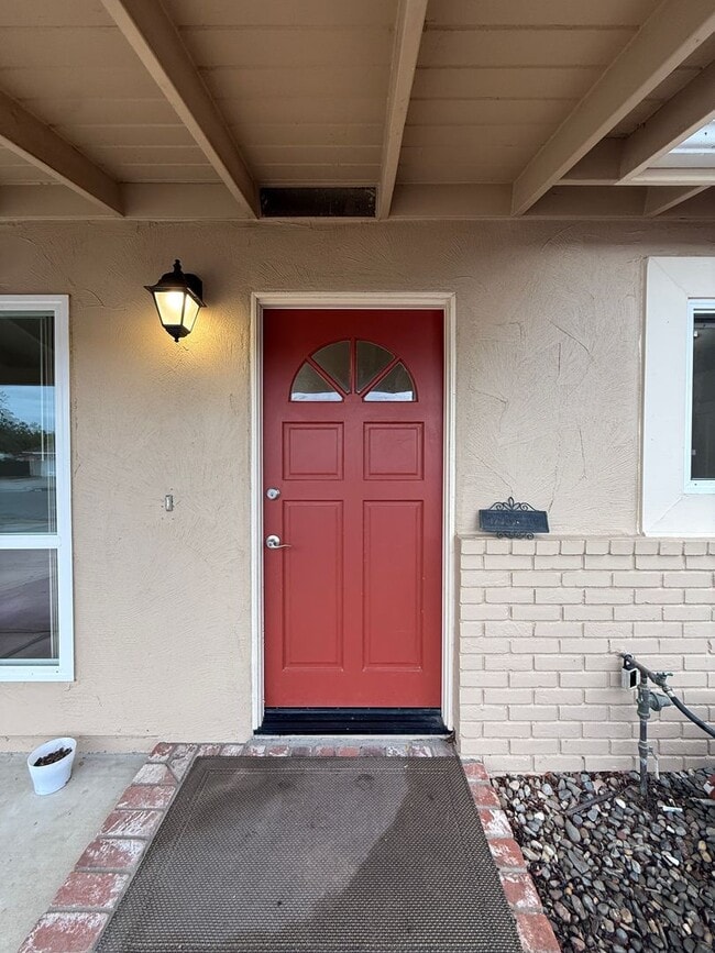 Building Photo - Orcutt Single Story Updated Home on Cul-De...