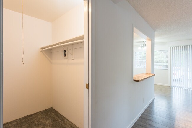 Building Photo - 21 Merrydale Apartments