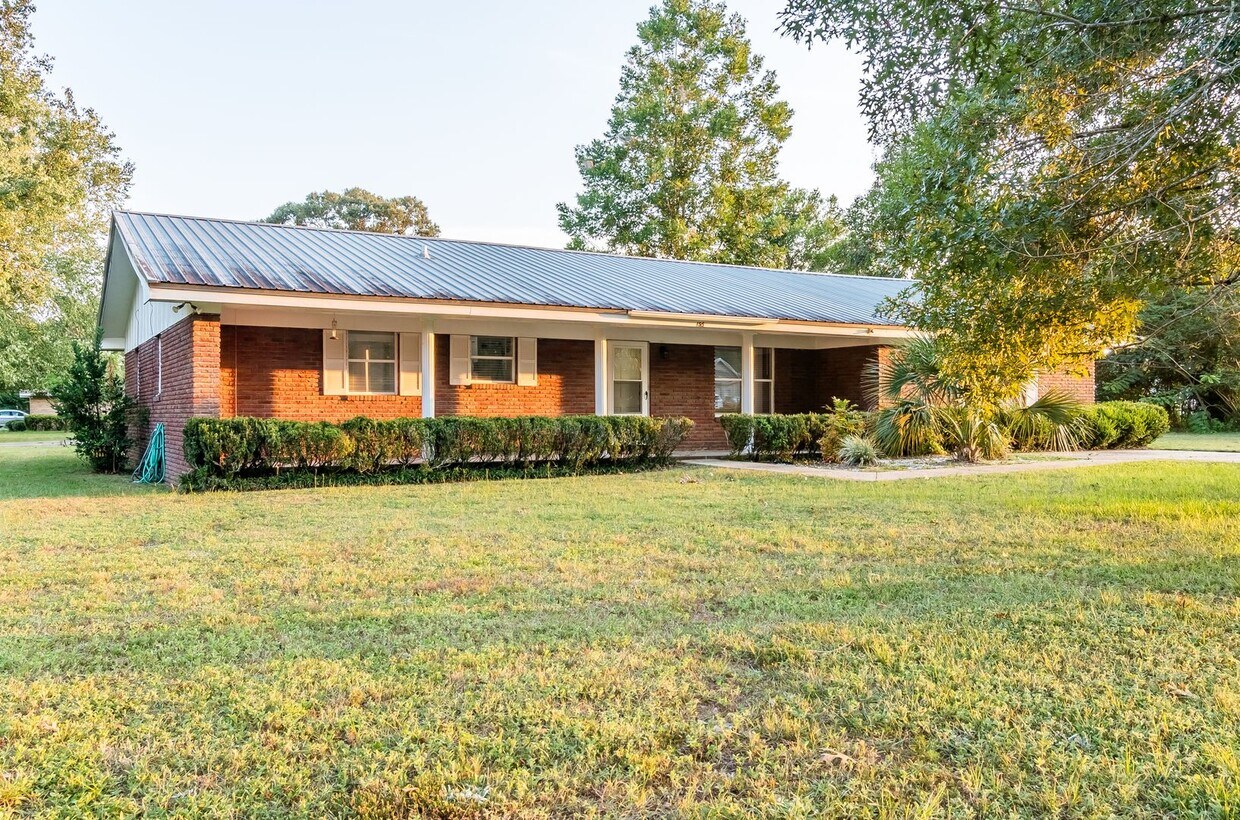 Primary Photo - 3/2 Brick House with Solar Panels in Crest...