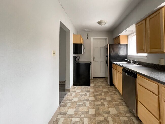 Building Photo - Close to Campus