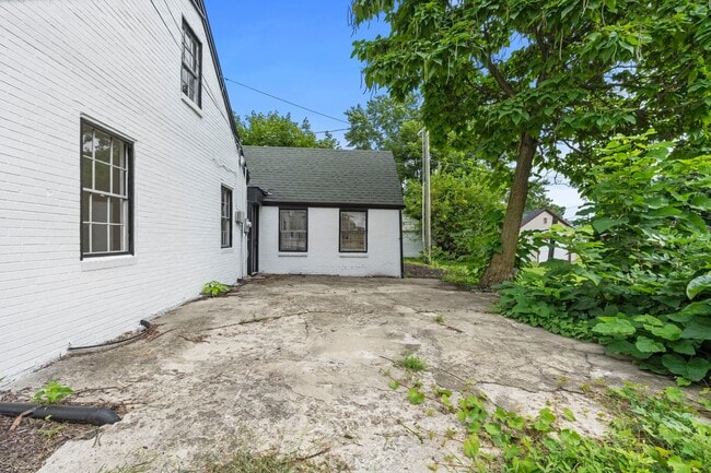 Building Photo - 2 BEDROOM HOME!