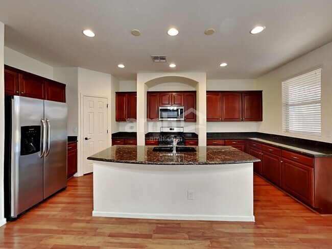 Foto del edificio - 18012 W Sunnyslope Ln