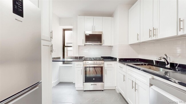 Building Photo - 420 West Dr