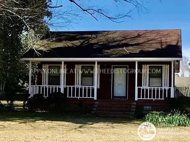 Building Photo - Centrally Located Two Bedroom, One Bathroo...
