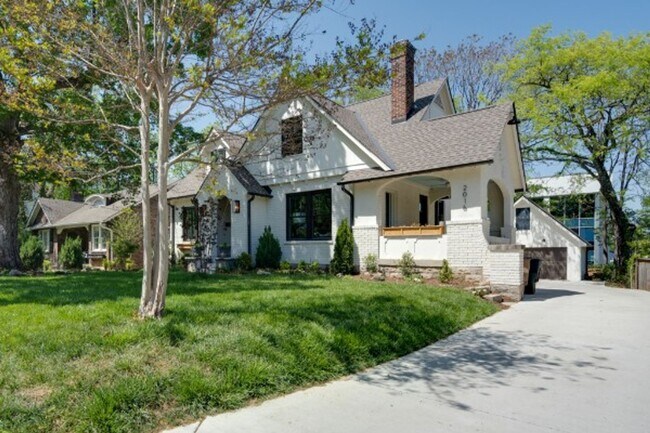 Building Photo - 2016 Sweetbriar Ave