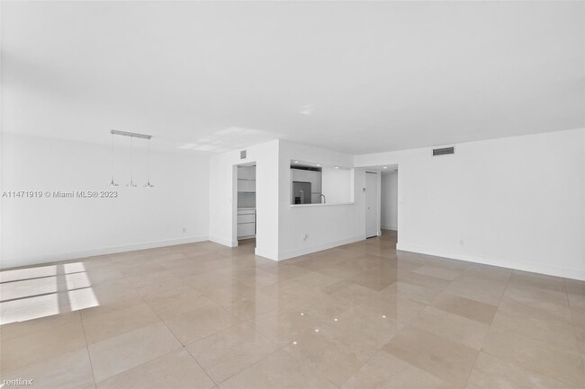 Building Photo - 3 br, 2 bath House - 1420 Brickell Bay Dr ...