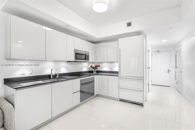 Building Photo - 1010 Brickell Ave