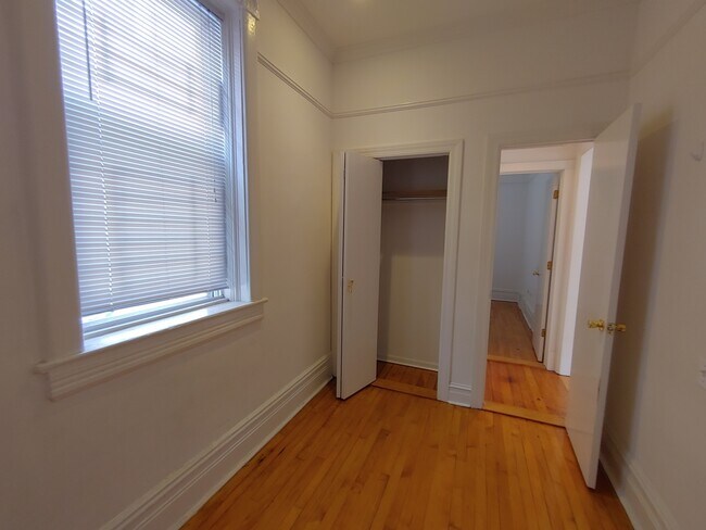 Building Photo - 844 W 33rd St