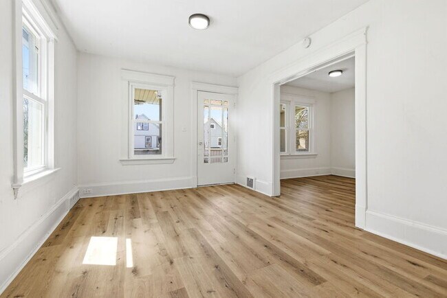 Foto del edificio - 2935 E 121st St