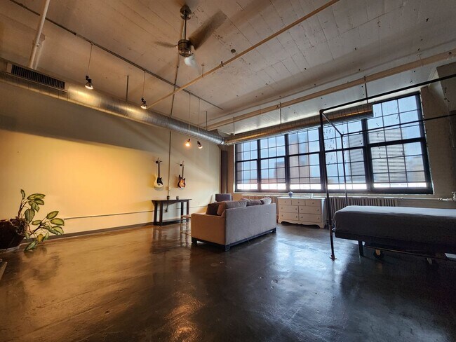 Foto del edificio - Downtown Saint Paul DREAM Loft-  Close to work, coffee, bars, restaurants, and light rail
