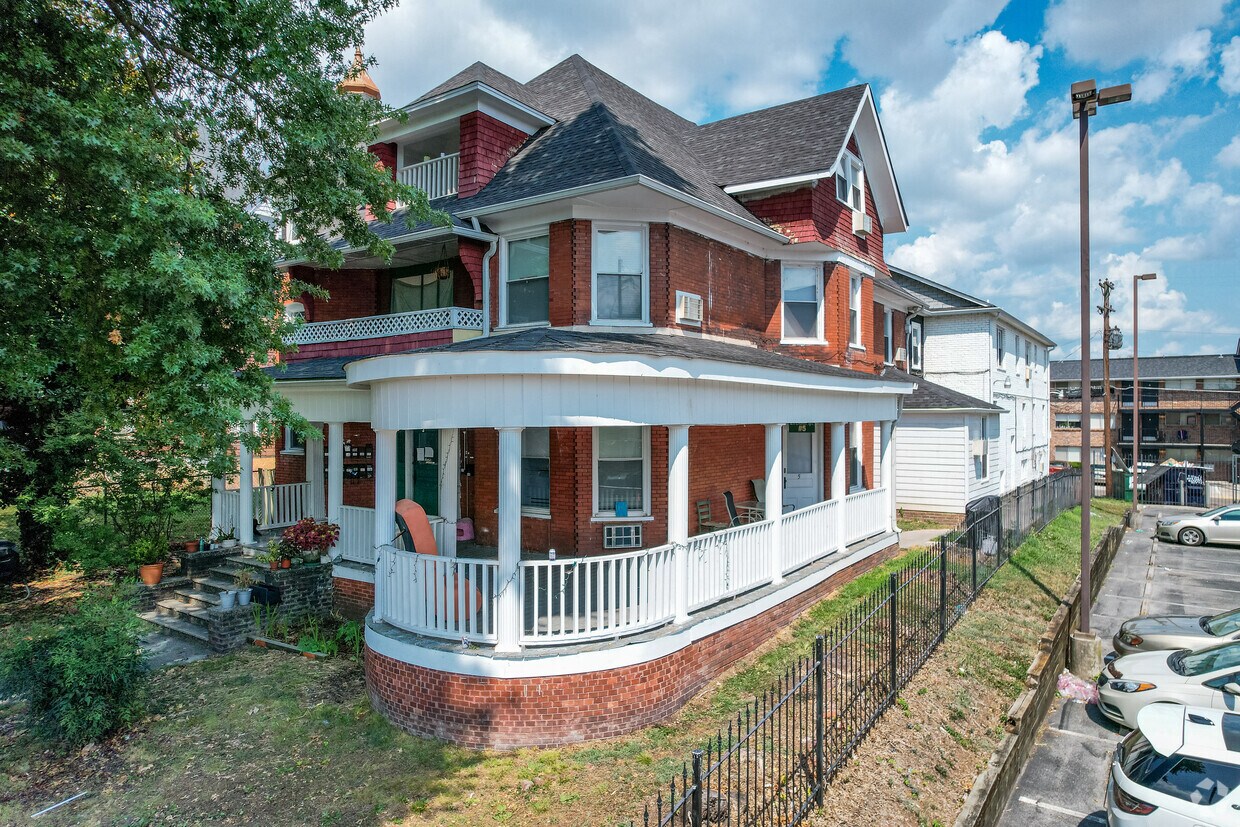 Primary Photo - 1213 Laurel Ave