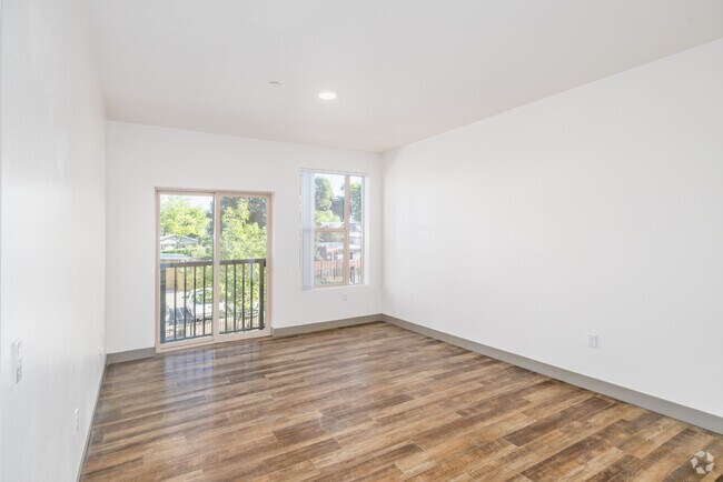 3 habitaciones, 2 baños - 1051 pies cuadrados - Sala de estar - Main St Plaza