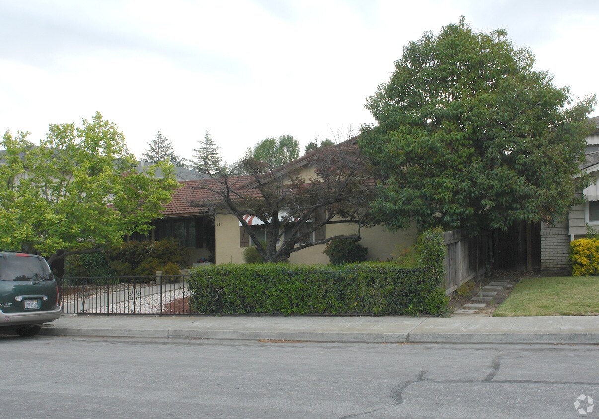 Foto del edificio - 131 Warren Drive