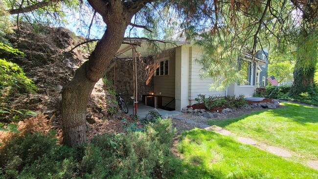 Building Photo - 828 E 11th Ave