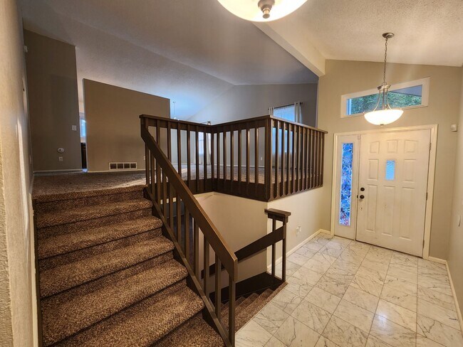 Foto del edificio - Huge 3 Bed 2 Bath Home With Patio, Deck, a...