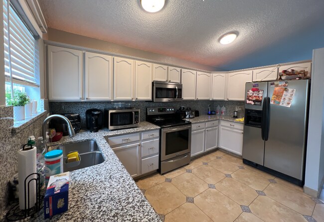 Foto del edificio - Beautifully Remodeled 5-Bedroom Home with ...