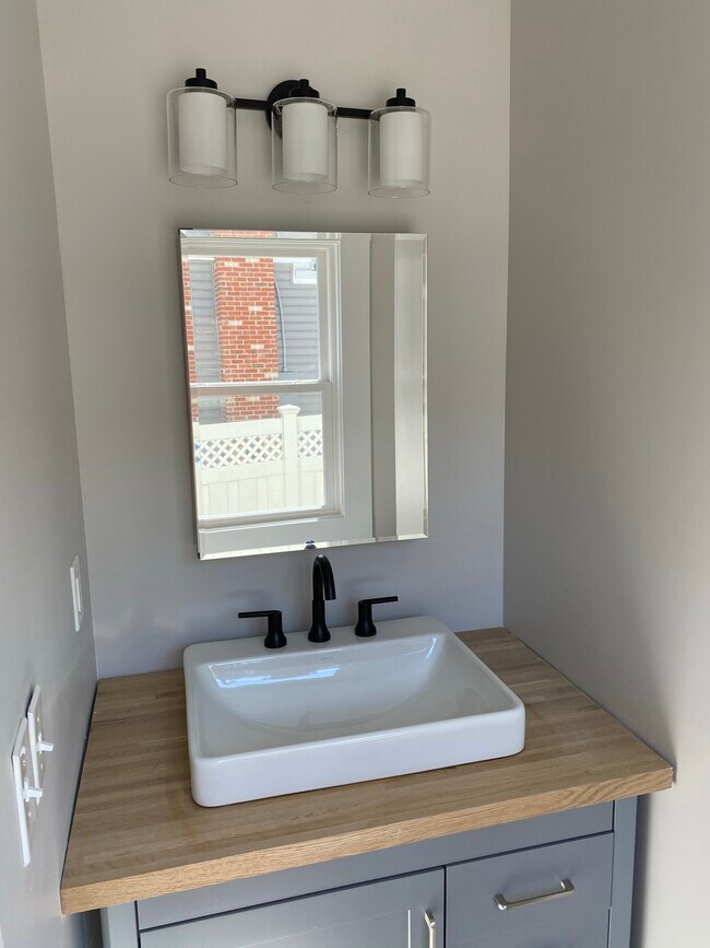 Baño del dormitorio principal - 613 Blenheim Ave