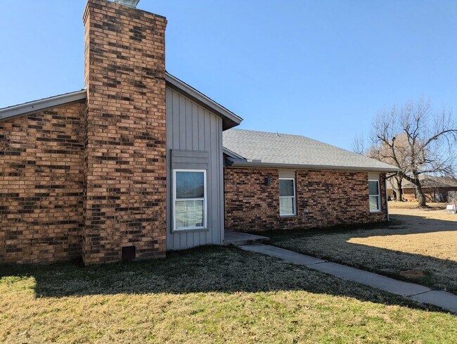 Foto del edificio - Spacious Home Near Tinker AFB with Storm Shelter & Wood Privacy Fence!