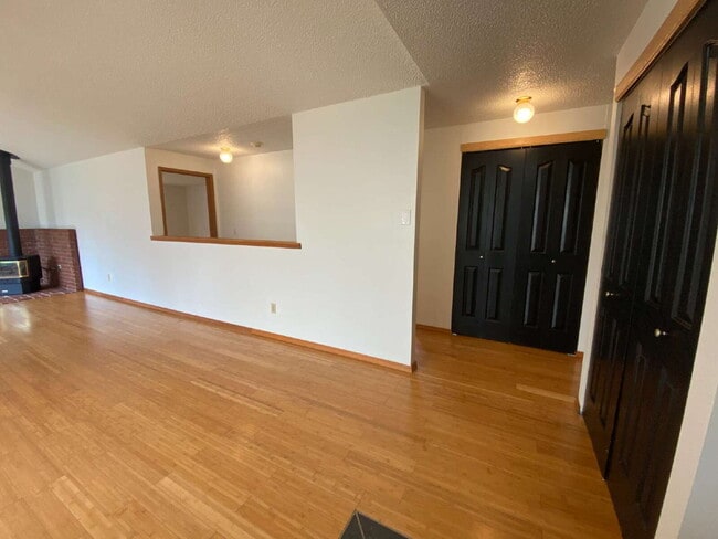 Building Photo - Conveniently Located 3-Bedroom Home with S...