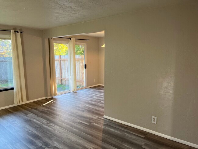 Foto del edificio - 2409 NW Garryanna St