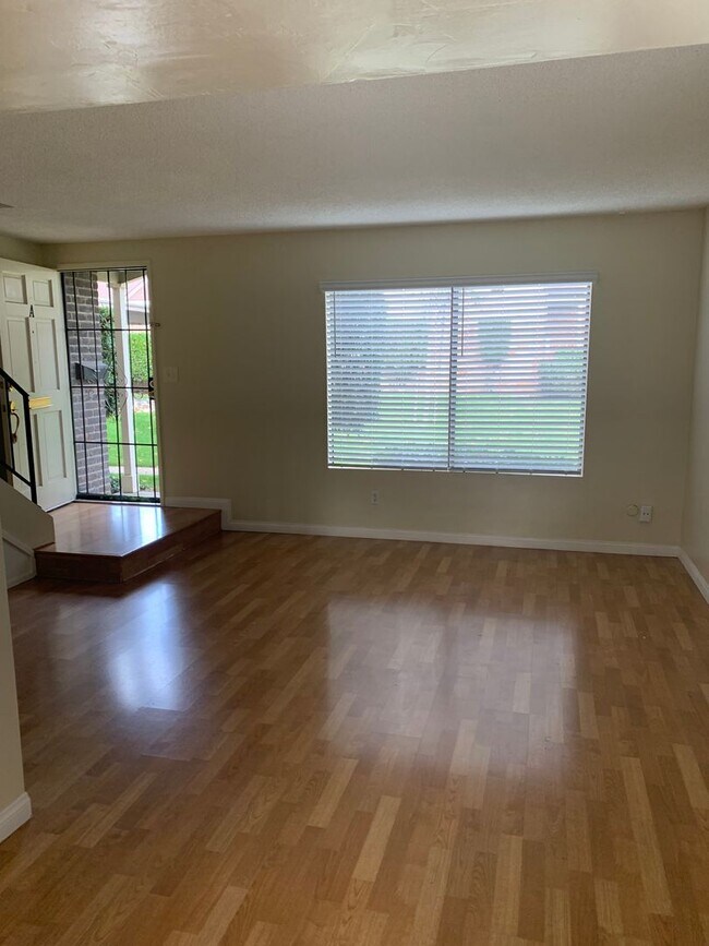 Building Photo - El Cajon Townhouse 2 br 1.5 bath