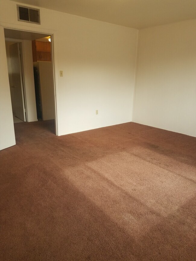 Building Photo - Spacious 2 Bedroom ready for you to make i...