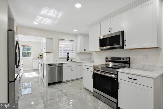Building Photo - 6206 Hillview Ave
