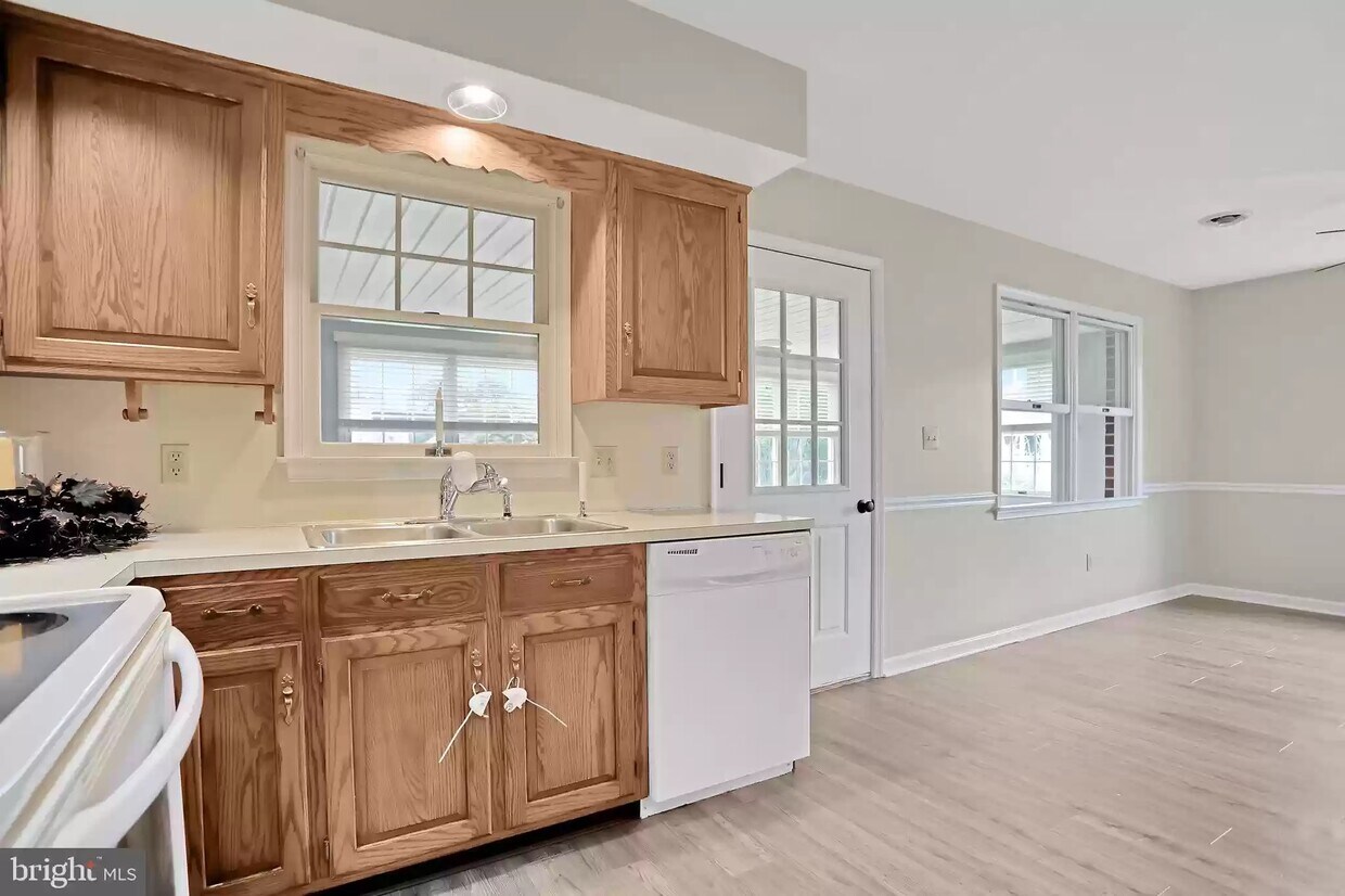 Building Photo - 2367 McCleary Dr