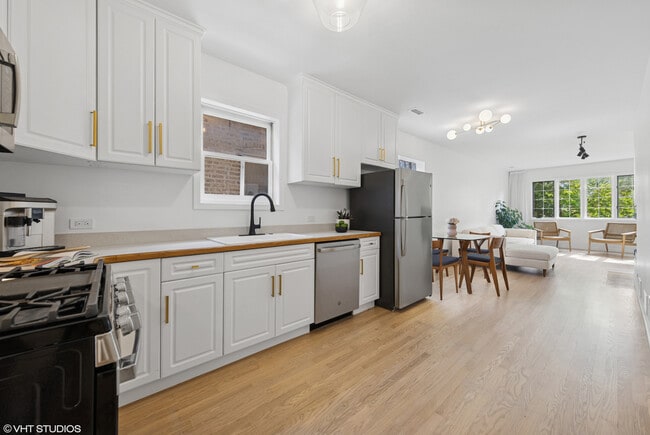 Foto del edificio - 1064 N Marshfield Ave