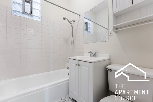 Building Photo - 810 N Maplewood Ave