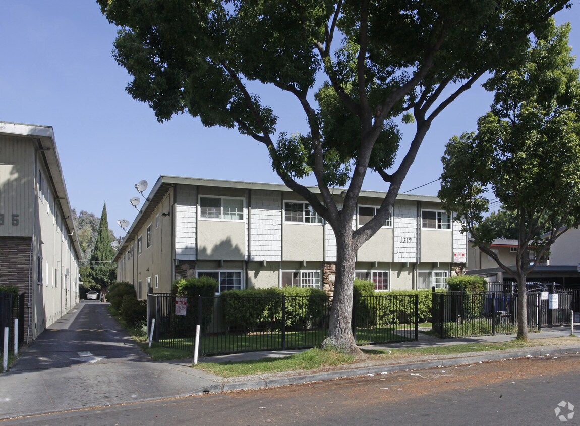 Building Photo - Green Villa North Apartments
