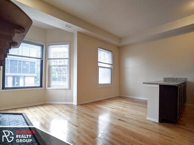 Building Photo - 2525 N Lincoln Ave