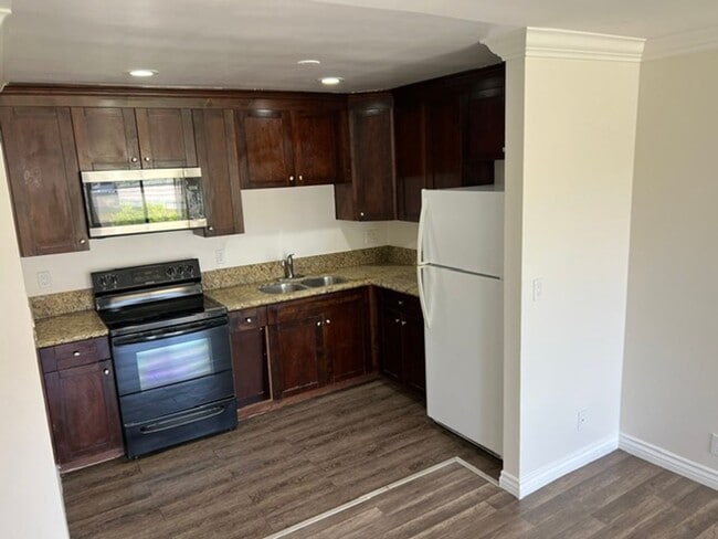 Building Photo - 3 BD 1 Full Bath Remodeled Upstairs Condo