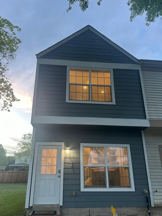 Building Photo - Room in Townhome on Magnolia Blossom St