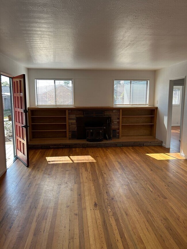 Foto del edificio - Updated Three Bed One Bath House Eureka