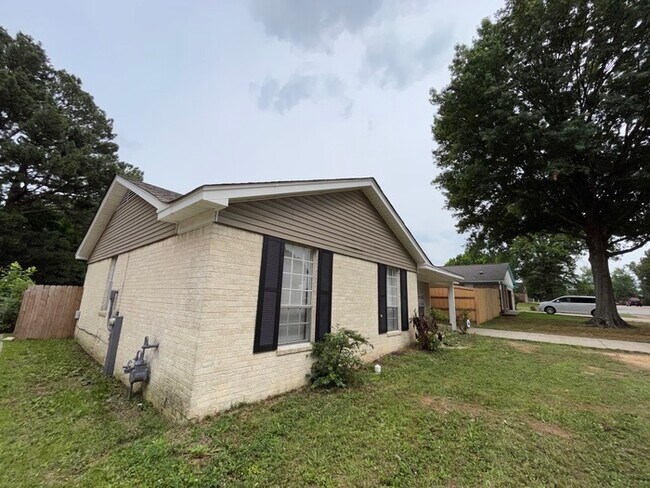 Building Photo - $500 OFF FIST MONTH'S RENT!