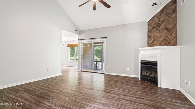 Foto del edificio - 621 Clover Dr